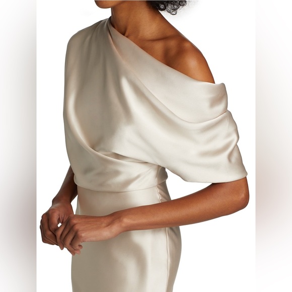 🔥 Amsale
Satin One-Shoulder Gown SOLD OUT SIZE 😍 MSRP $495 - Picture 8 of 12
